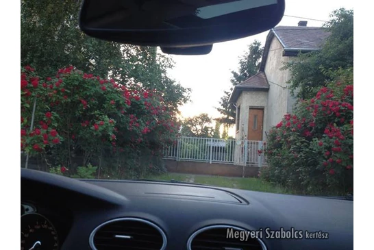 Ne hívj drágám, épp most állok be a kocsival...